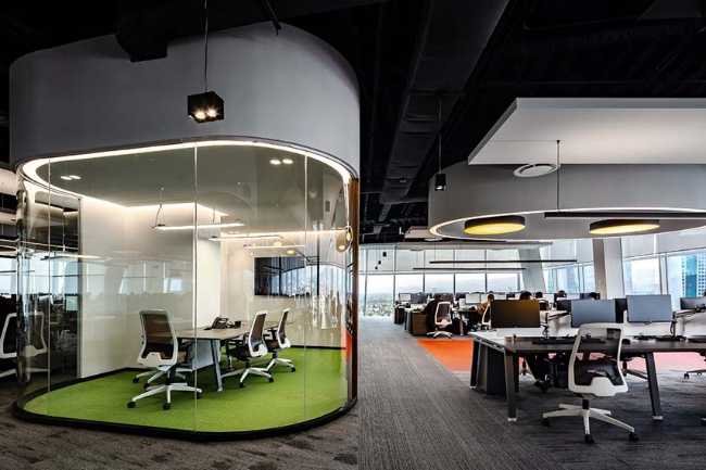 Corporate interior design for the right balance between transparency and privacy in the new Charles Taylor offices