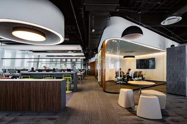 Corporate interior design for the right balance between transparency and privacy in the new Charles Taylor offices