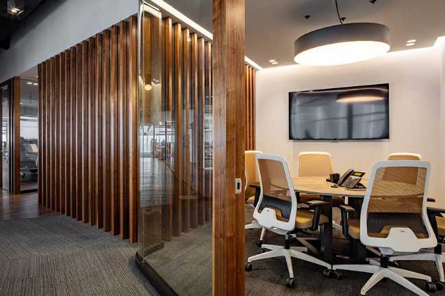 Corporate interior design for the right balance between transparency and privacy in the new Charles Taylor offices