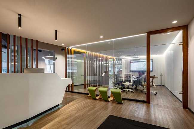Corporate interior design for the right balance between transparency and privacy in the new Charles Taylor offices