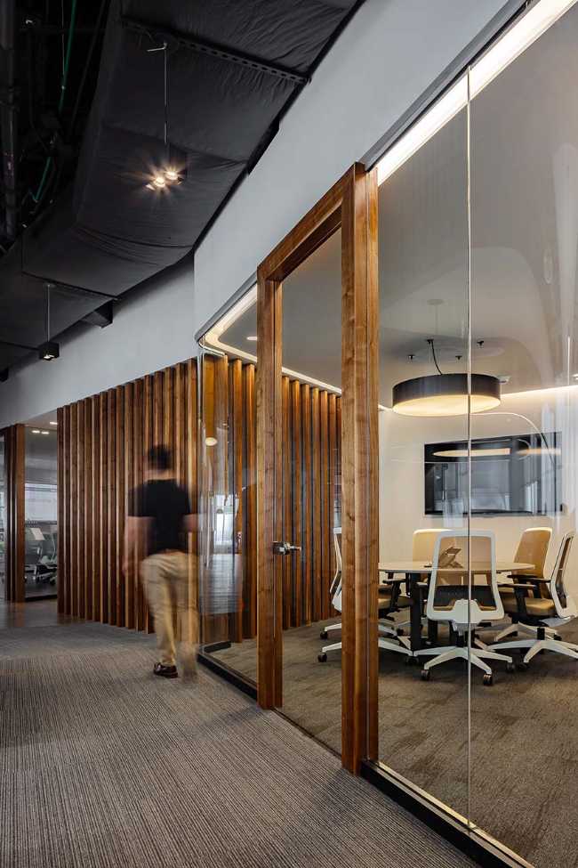 Corporate interior design for the right balance between transparency and privacy in the new Charles Taylor offices