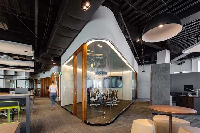 Corporate interior design for the right balance between transparency and privacy in the new Charles Taylor offices