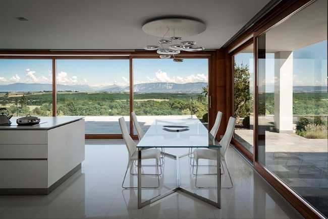 Panorama avec vue sur le lac et confort résidentiel à faible impact environnemental de la Elle Maison en Suisse