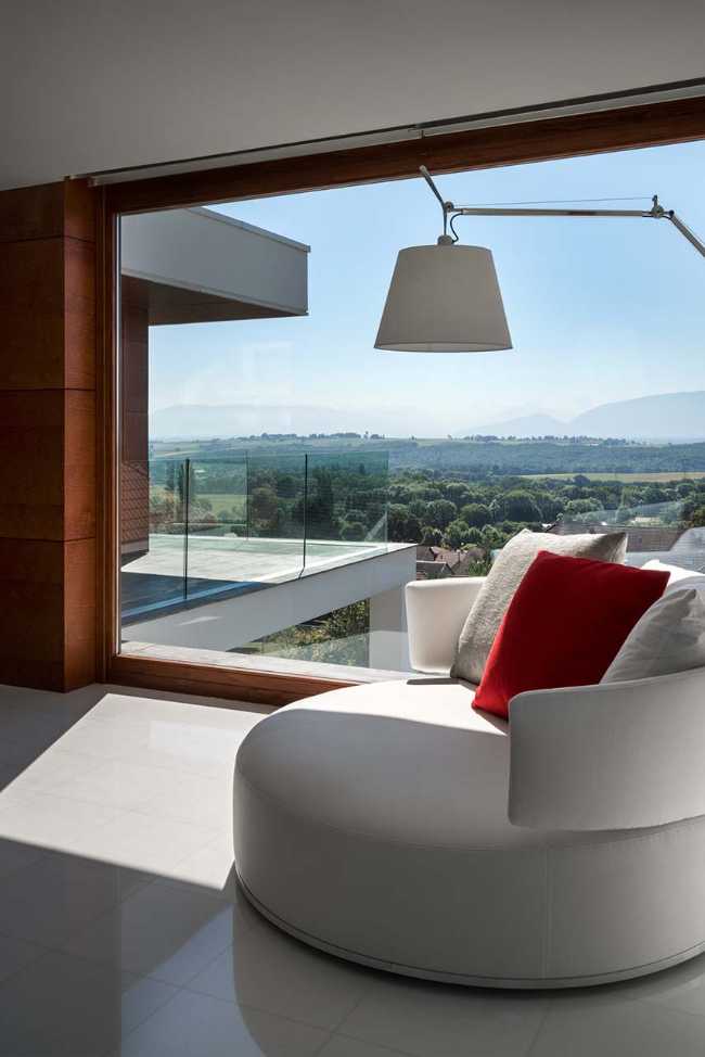 Panorama avec vue sur le lac et confort résidentiel à faible impact environnemental de la Elle Maison en Suisse