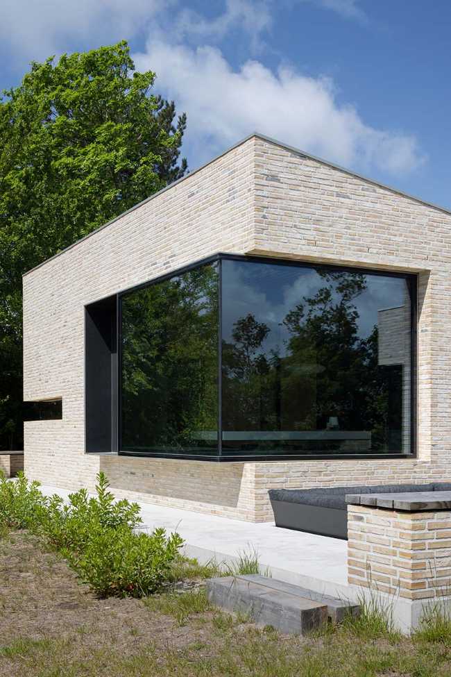 Inspired by the materiality of the island and the Wadden Sea, Ferskûle house hides corners of soft relaxation.