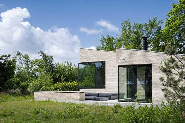 Inspired by the materiality of the island and the Wadden Sea, Ferskûle house hides corners of soft relaxation.