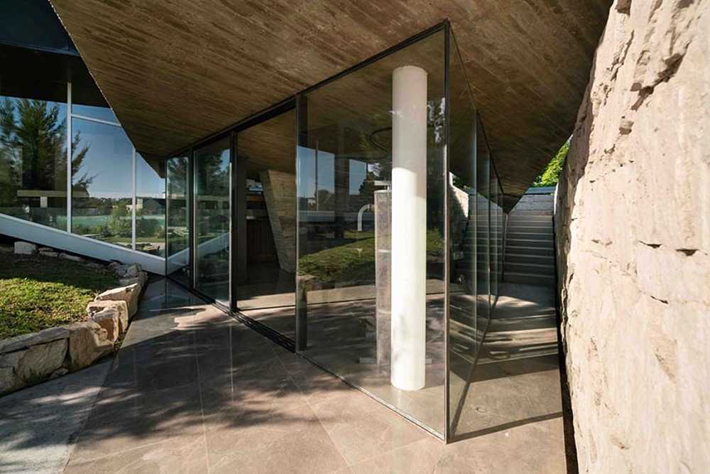 House 388 where the functions of living are free and interconnected: staying and moving, inside and outside