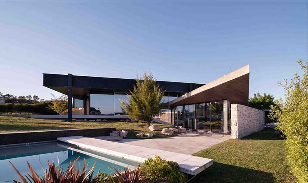 House 388 where the functions of living are free and interconnected: staying and moving, inside and outside