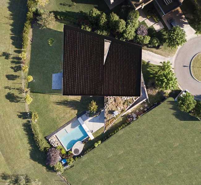 House 388 where the functions of living are free and interconnected: staying and moving, inside and outside