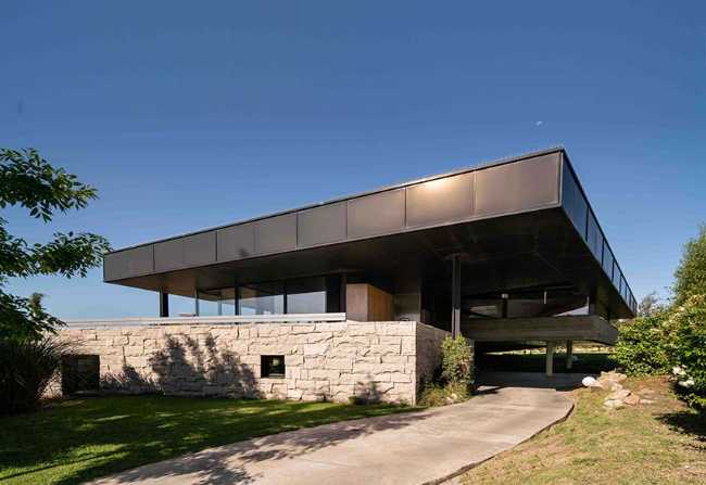 House 388 where the functions of living are free and interconnected: staying and moving, inside and outside