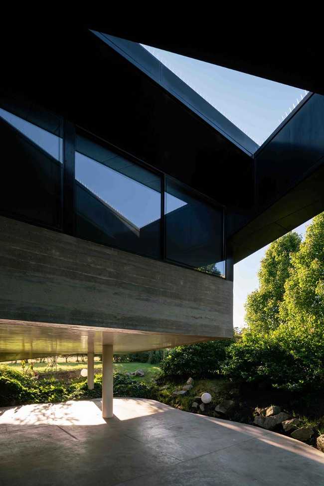 House 388 where the functions of living are free and interconnected: staying and moving, inside and outside