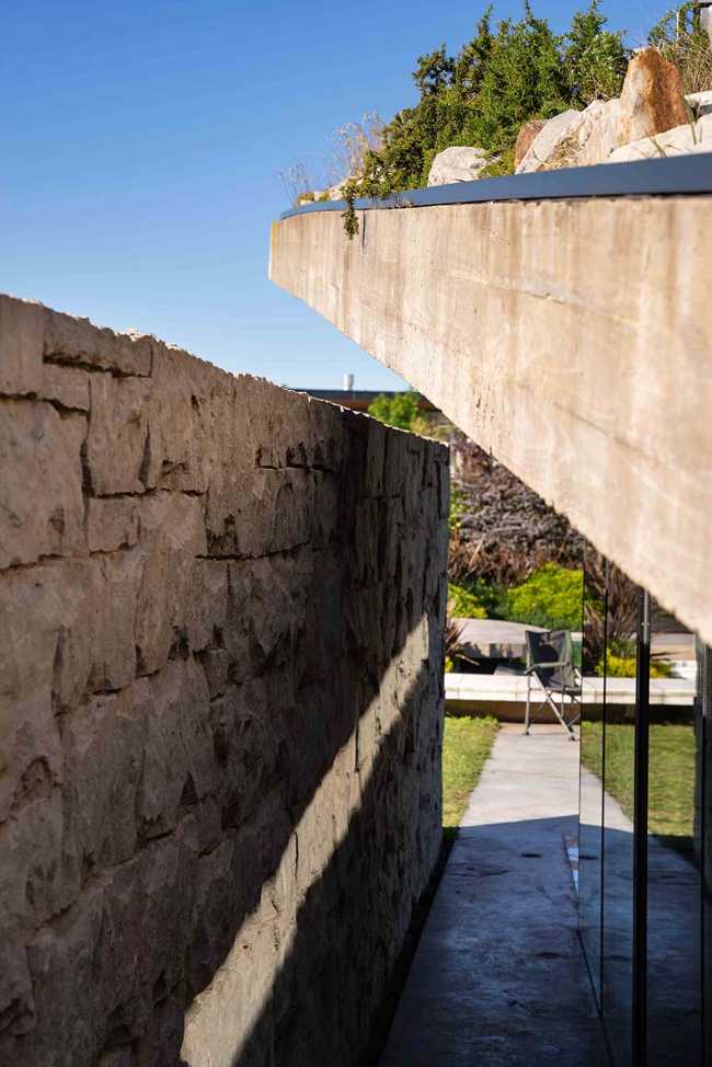 House 388 where the functions of living are free and interconnected: staying and moving, inside and outside