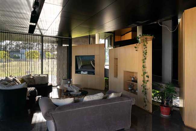 House 388 where the functions of living are free and interconnected: staying and moving, inside and outside