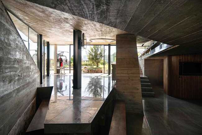 House 388 where the functions of living are free and interconnected: staying and moving, inside and outside