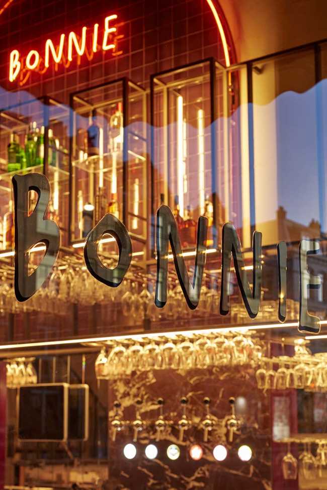 Le design du bar-bistrot Bonnie célèbre l'accueil des vieux cafés d'Amsterdam, entre boissons et récits.