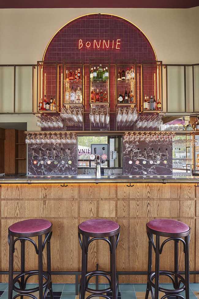 Le design du bar-bistrot Bonnie célèbre l'accueil des vieux cafés d'Amsterdam, entre boissons et récits.