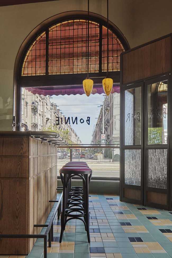 Le design du bar-bistrot Bonnie célèbre l'accueil des vieux cafés d'Amsterdam, entre boissons et récits.