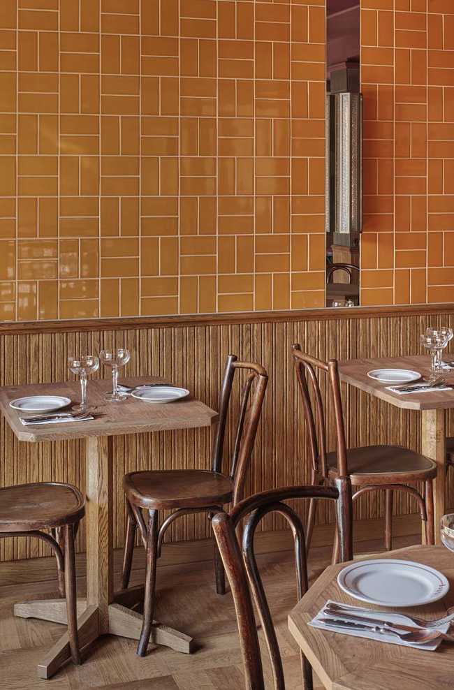 Le design du bar-bistrot Bonnie célèbre l'accueil des vieux cafés d'Amsterdam, entre boissons et récits.