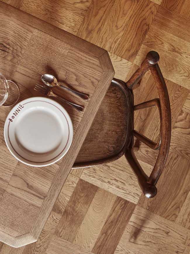 Le design du bar-bistrot Bonnie célèbre l'accueil des vieux cafés d'Amsterdam, entre boissons et récits.