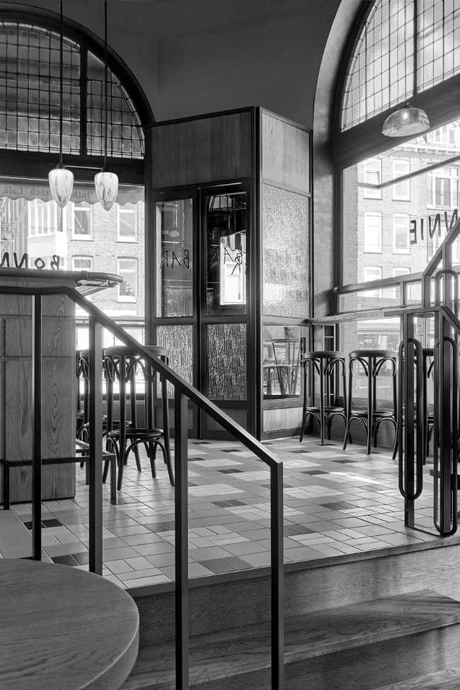 Le design du bar-bistrot Bonnie célèbre l'accueil des vieux cafés d'Amsterdam, entre boissons et récits.