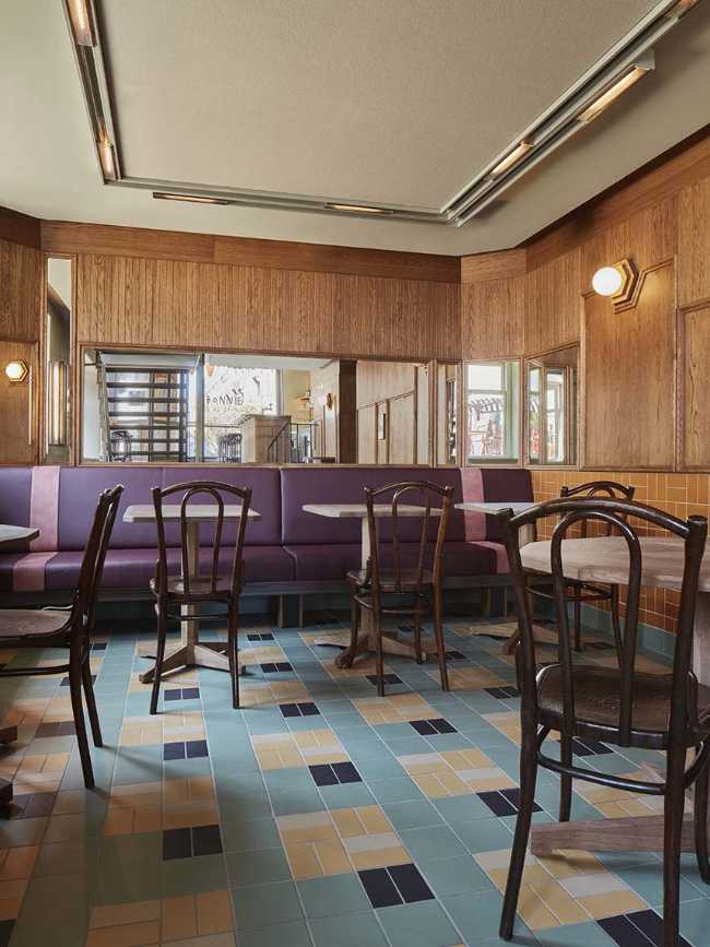 Le design du bar-bistrot Bonnie célèbre l'accueil des vieux cafés d'Amsterdam, entre boissons et récits.