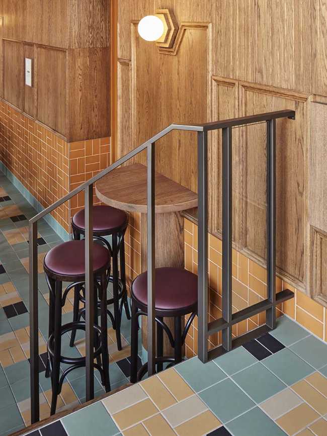 Le design du bar-bistrot Bonnie célèbre l'accueil des vieux cafés d'Amsterdam, entre boissons et récits.