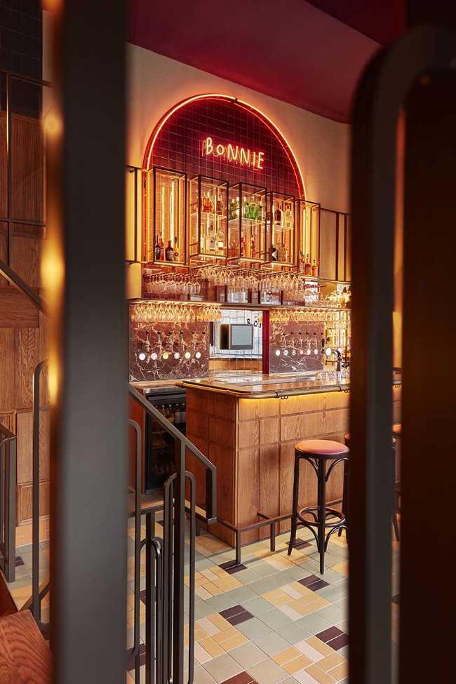 Le design du bar-bistrot Bonnie célèbre l'accueil des vieux cafés d'Amsterdam, entre boissons et récits.
