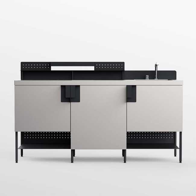 Àtria kitchen that transforms outdoors into domestic spaces
