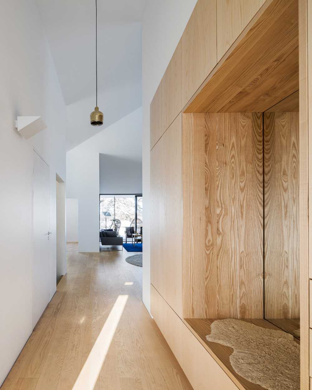 Pokrinniemi House and its unique cross-shaped space. Four different views of the precious landscape