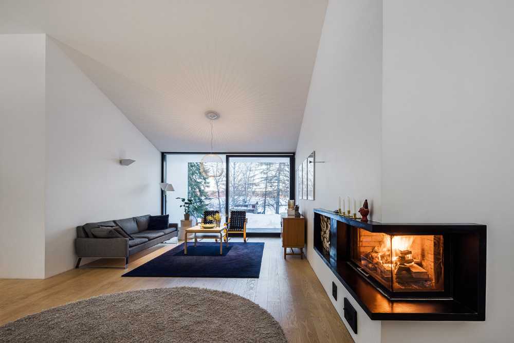 Pokrinniemi House and its unique cross-shaped space. Four different views of the precious landscape