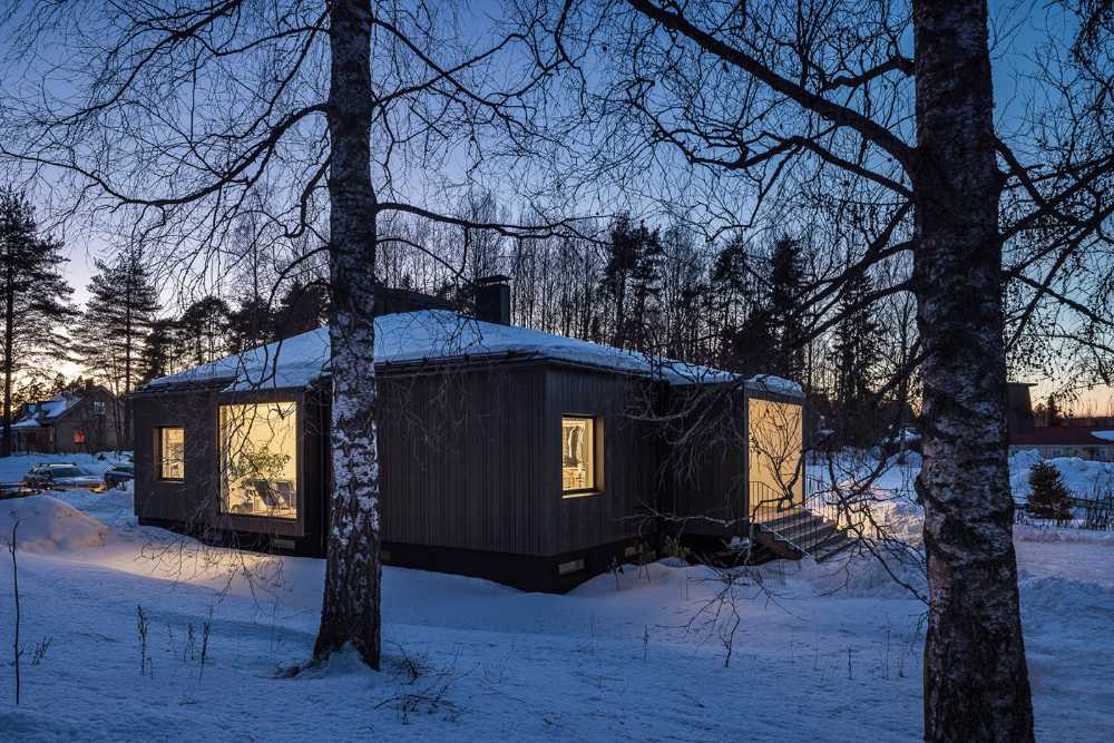 Pokrinniemi House and its unique cross-shaped space. Four different views of the precious landscape
