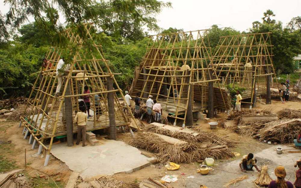 Viviendas resistentes a las inundaciones y Centro Comunitario y Educativo en Londor