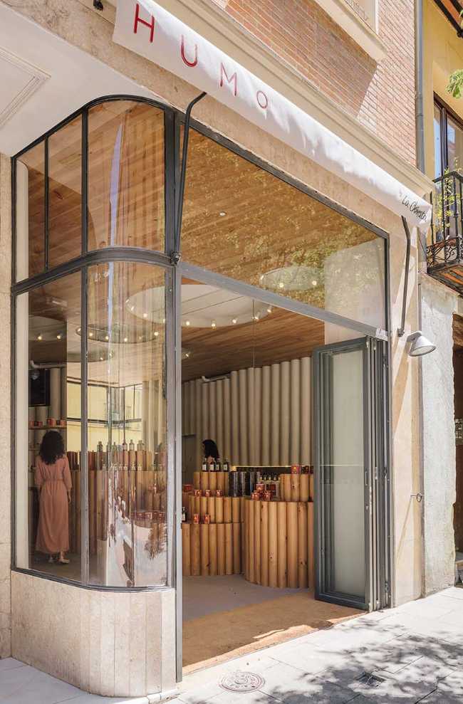 El espejo que completa. Círculos e ilusión óptica para el interior de la tienda de pimentón ahumado Humo