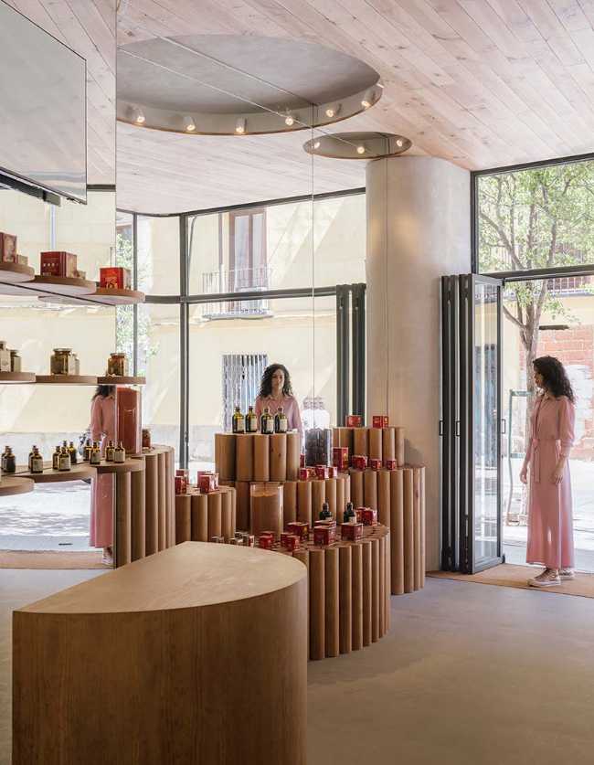 El espejo que completa. Círculos e ilusión óptica para el interior de la tienda de pimentón ahumado Humo