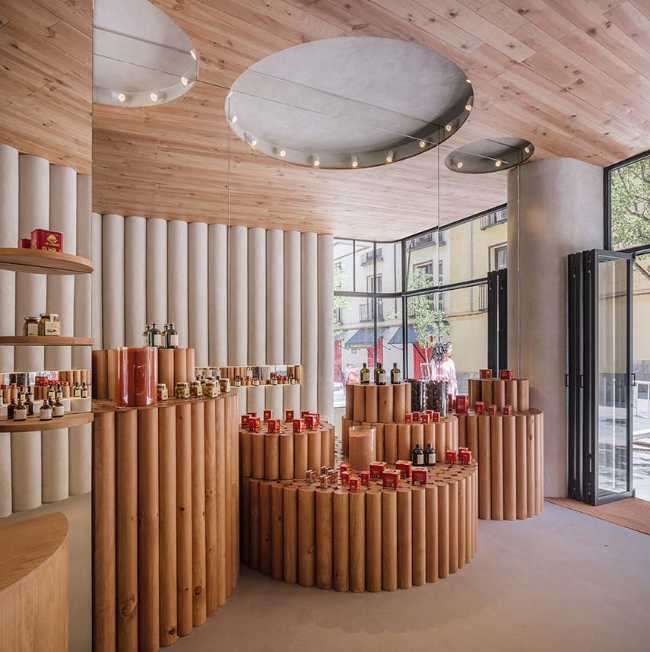 El espejo que completa. Círculos e ilusión óptica para el interior de la tienda de pimentón ahumado Humo