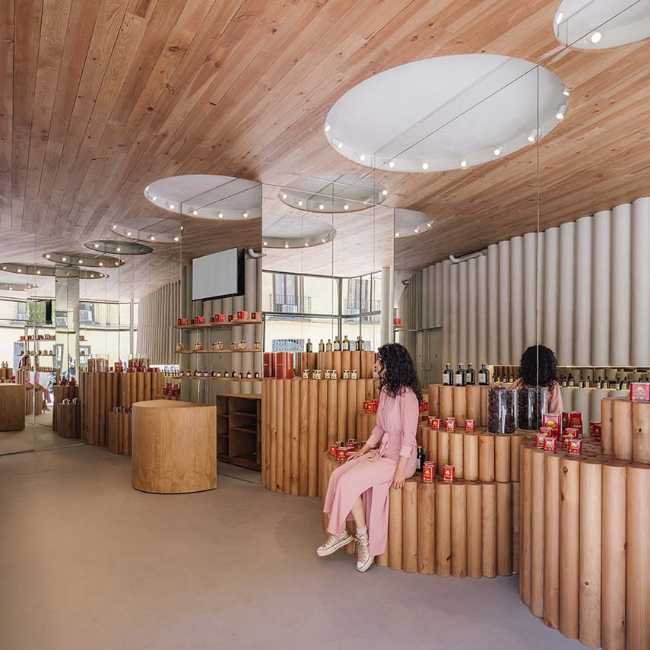 El espejo que completa. Círculos e ilusión óptica para el interior de la tienda de pimentón ahumado Humo