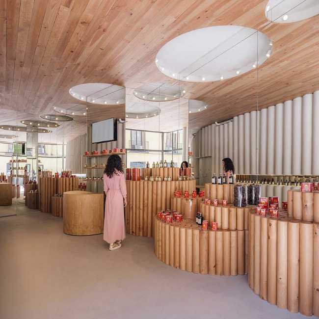 El espejo que completa. Círculos e ilusión óptica para el interior de la tienda de pimentón ahumado Humo