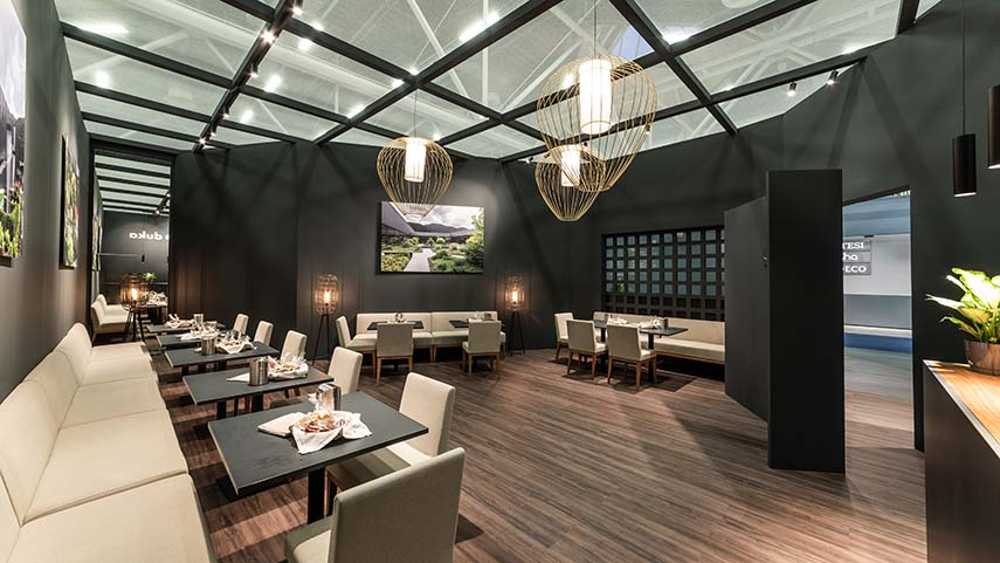 Stand Duka au Cersaie de Bologne. Concept sur l'art de l'eau pour un parcours sensoriel