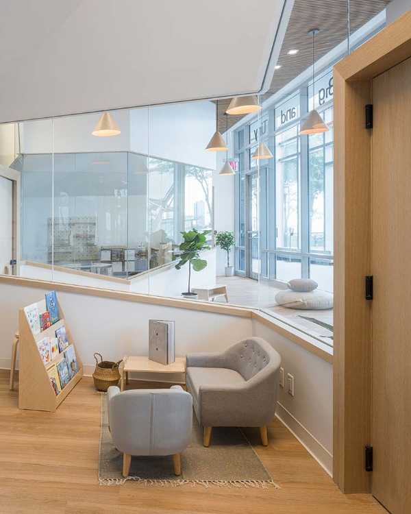 Guardería Big and Tiny NYC. Volúmenes heterogéneos evocan el hogar, el principal entorno educativo