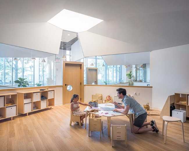 Guardería Big and Tiny NYC. Volúmenes heterogéneos evocan el hogar, el principal entorno educativo