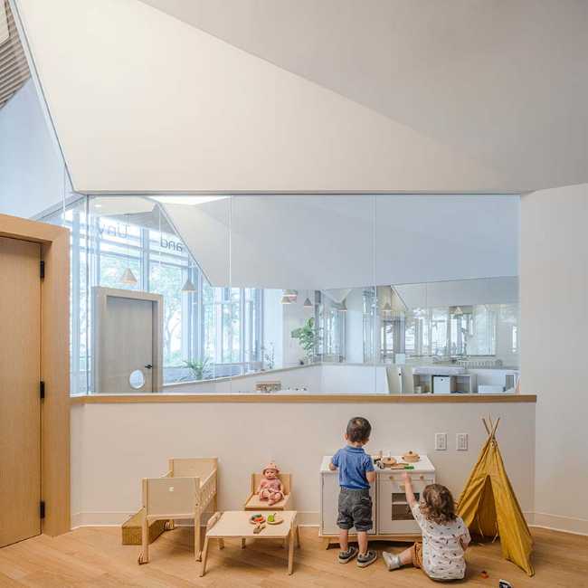 Guardería Big and Tiny NYC. Volúmenes heterogéneos evocan el hogar, el principal entorno educativo