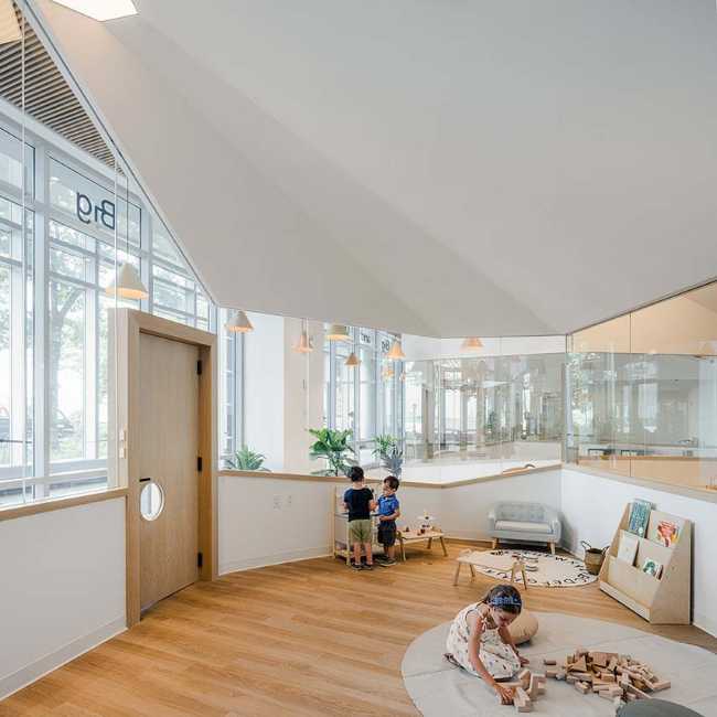 Guardería Big and Tiny NYC. Volúmenes heterogéneos evocan el hogar, el principal entorno educativo