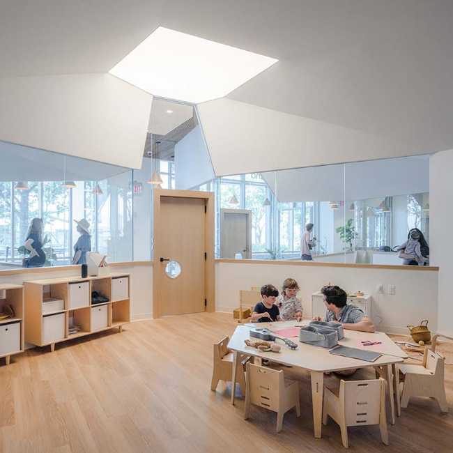 Guardería Big and Tiny NYC. Volúmenes heterogéneos evocan el hogar, el principal entorno educativo