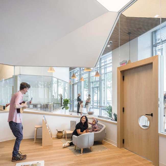 Guardería Big and Tiny NYC. Volúmenes heterogéneos evocan el hogar, el principal entorno educativo