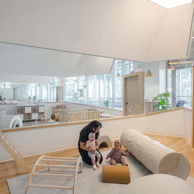 Guardería Big and Tiny NYC. Volúmenes heterogéneos evocan el hogar, el principal entorno educativo