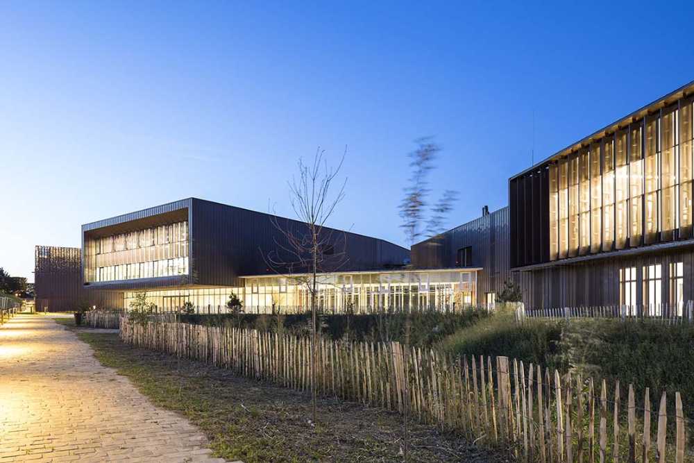 Centre Culturel de Garges-lès-Gonesse en équilibre entre l'environnement construit et la nature. Le reflet d'une ville créative