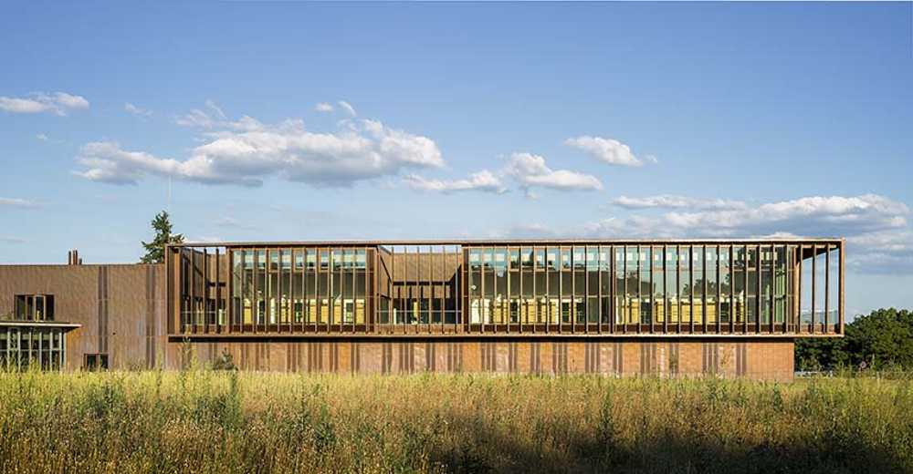Centre Culturel de Garges-lès-Gonesse en équilibre entre l'environnement construit et la nature. Le reflet d'une ville créative