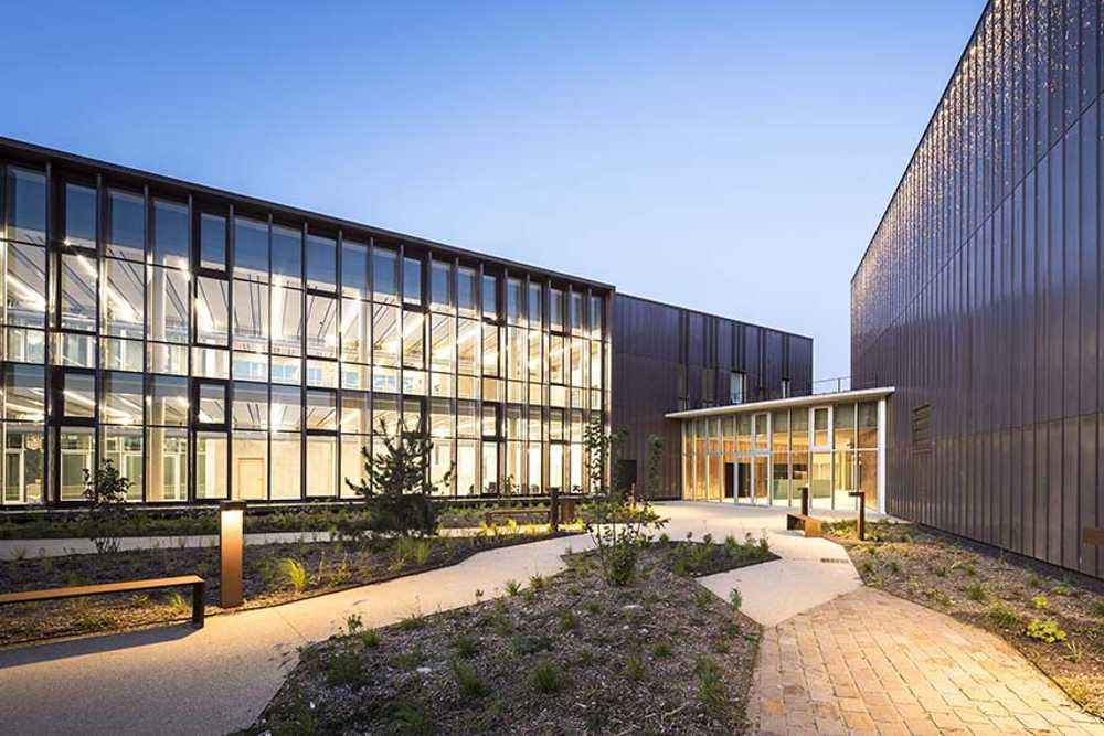 Centre Culturel de Garges-lès-Gonesse en équilibre entre l'environnement construit et la nature. Le reflet d'une ville créative