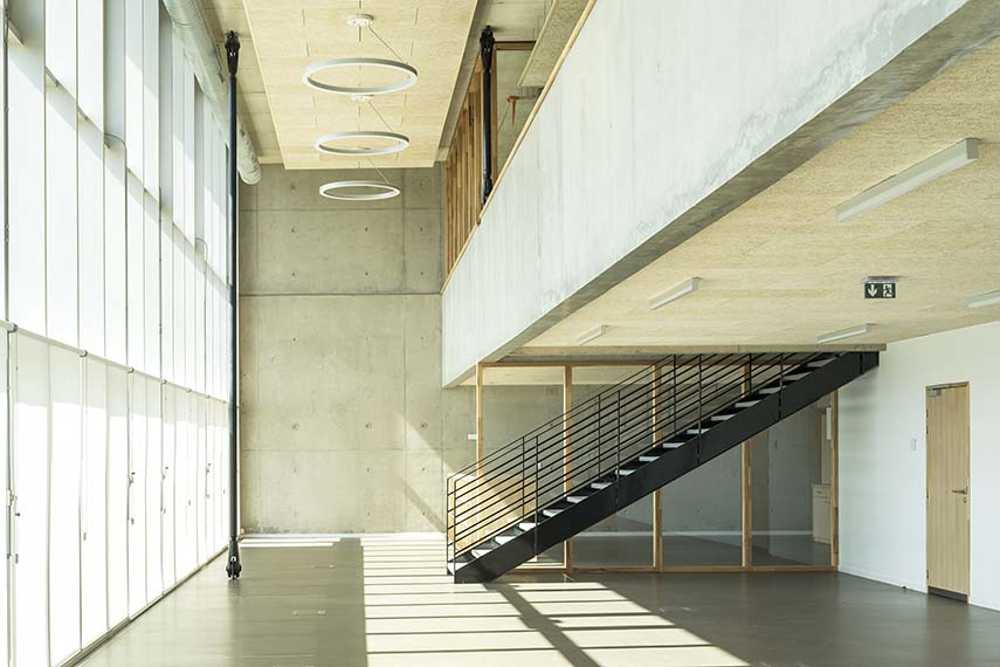 Centre Culturel de Garges-lès-Gonesse en équilibre entre l'environnement construit et la nature. Le reflet d'une ville créative
