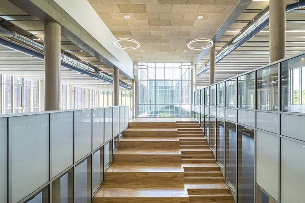 Centre Culturel de Garges-lès-Gonesse en équilibre entre l'environnement construit et la nature. Le reflet d'une ville créative